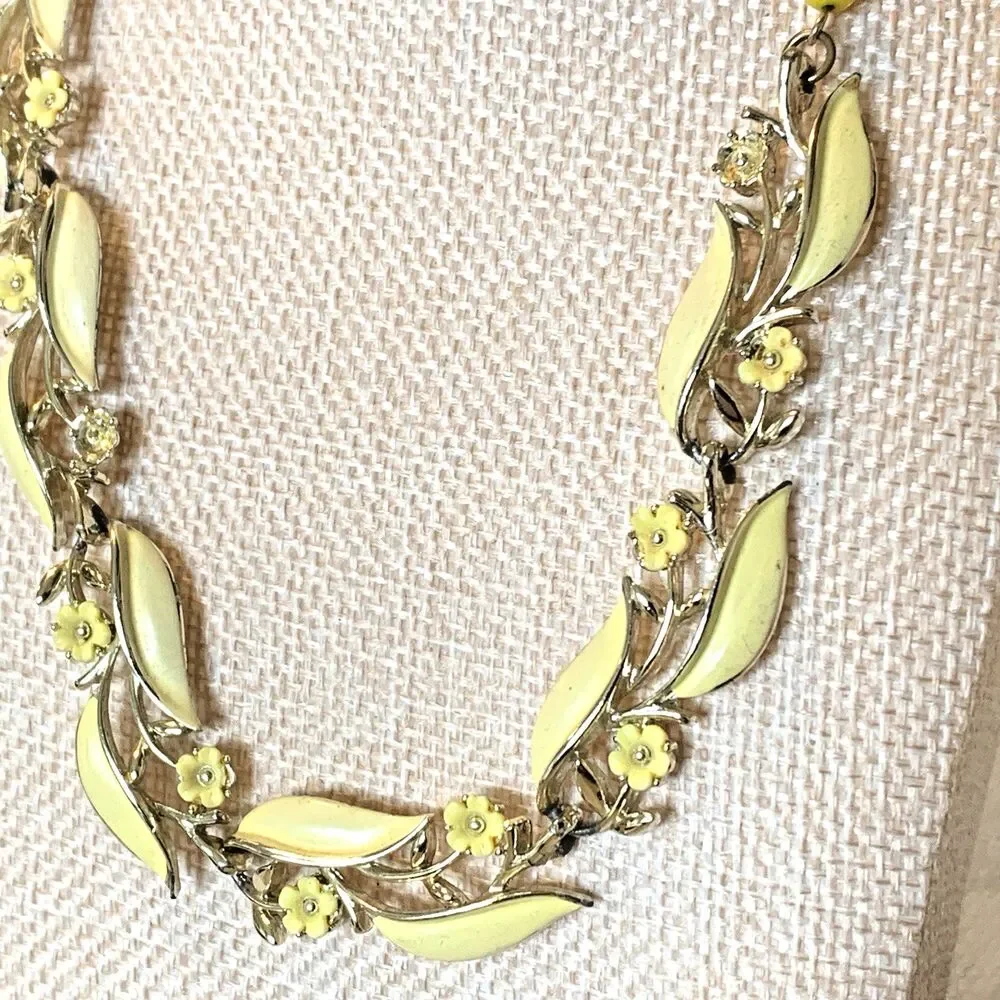 Vintage Lisner Yellow Enamel Floral Necklace Mid-Century Statement *Flaws Noted - Picture 3 of 11